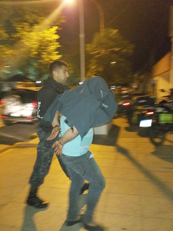 El hijo salió en defensa de su madre que  estaba siendo agredida por su pareja