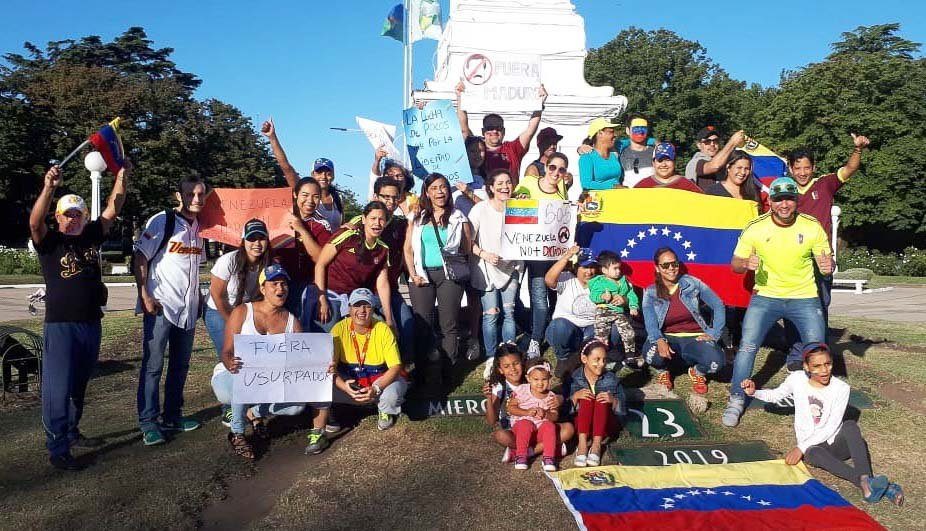 Venezolanos radicados en Balcarce celebraron  la debacle de la dictadura de Nicolás Maduro