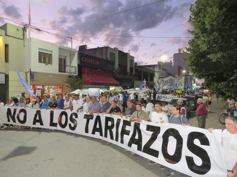 Multitudinaria marcha contra el aumento de tarifas