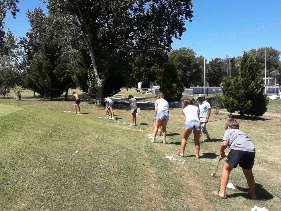 Dictan clases gratuitas de golf 