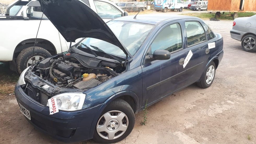 Secuestran auto robado