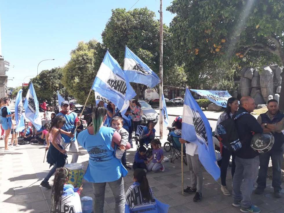 Referentes de movimientos sociales  se manifestaron frente al Municipio