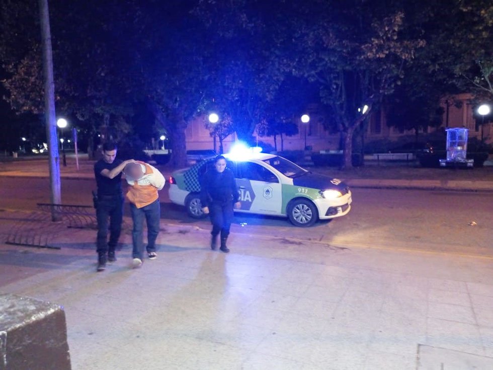Aprehendido por provocar  disturbios y tener un cuchillo