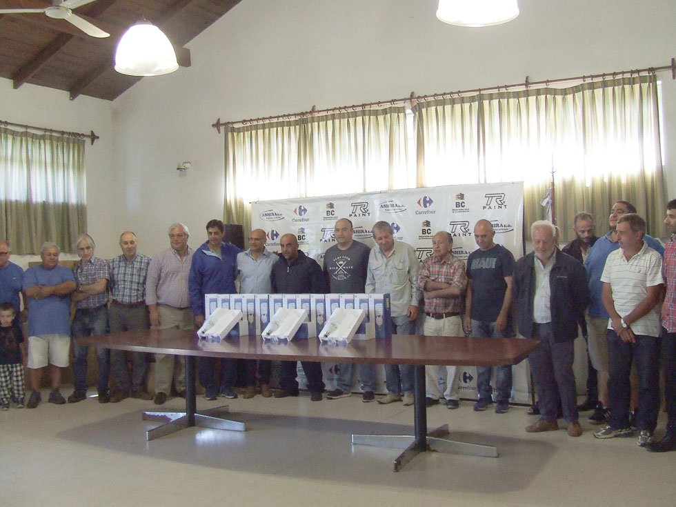 El Intendente entregó lámparas a clubes de la ciudad 