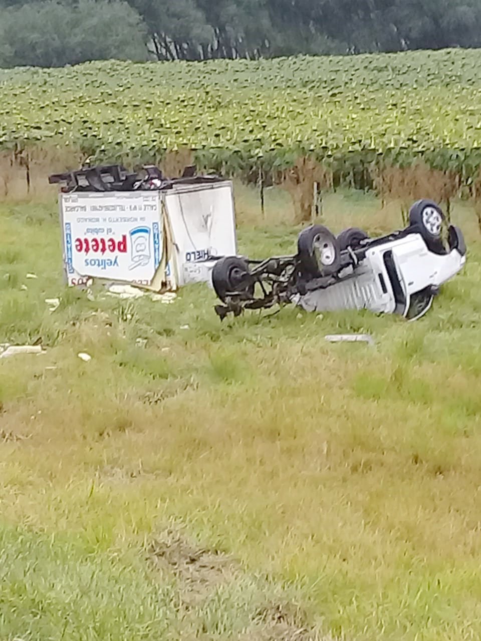 Violento despiste y  vuelco: un herido
