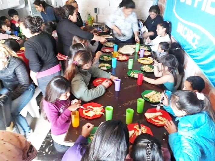 Merenderos barriales ayudan a vecinos a paliar la difícil situación que atraviesan