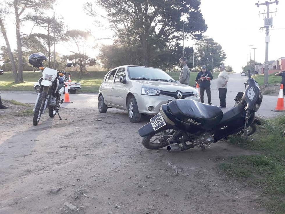 Choque entre auto y moto