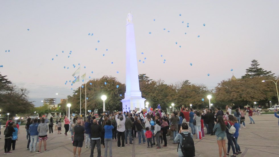 La plaza se tiñó de azul