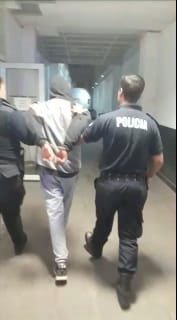 Cayó un joven luego de violentar dos autos  y robar: lo delató una calco de Mickey Mouse