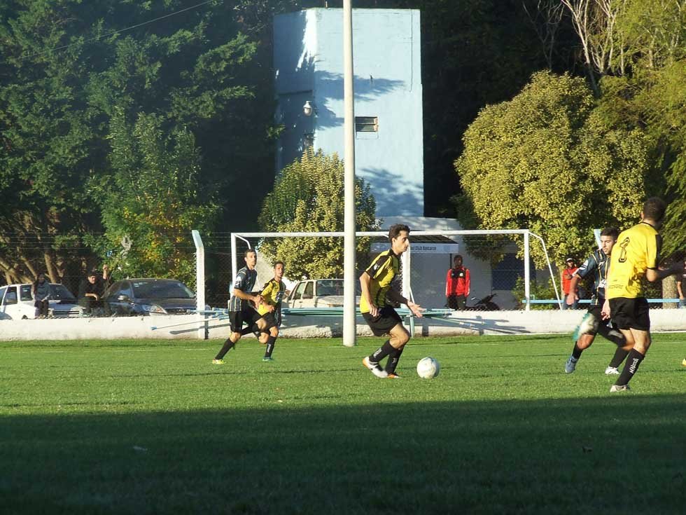 Sportivo Trabajo goleó a Los Pinos por 4 a 1 