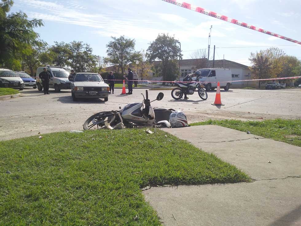 Motociclista sufrió serias lesiones al colisionar con un automóvil