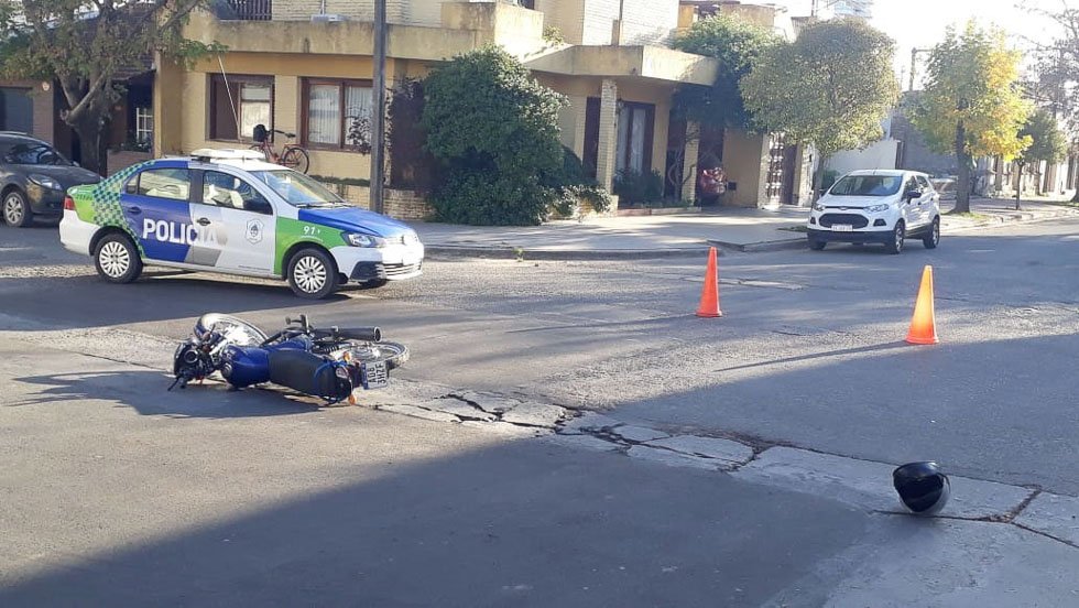Conductor de una moto  lesionado en un choque 