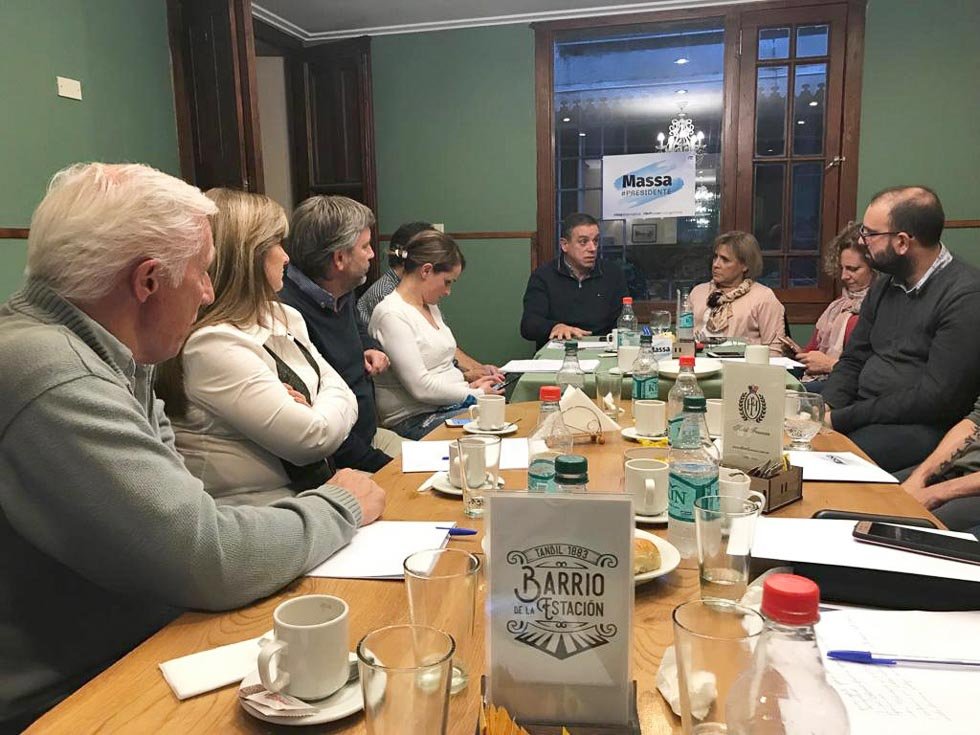 Dirigentes del massismo local en  un encuentro de la Quinta Sección