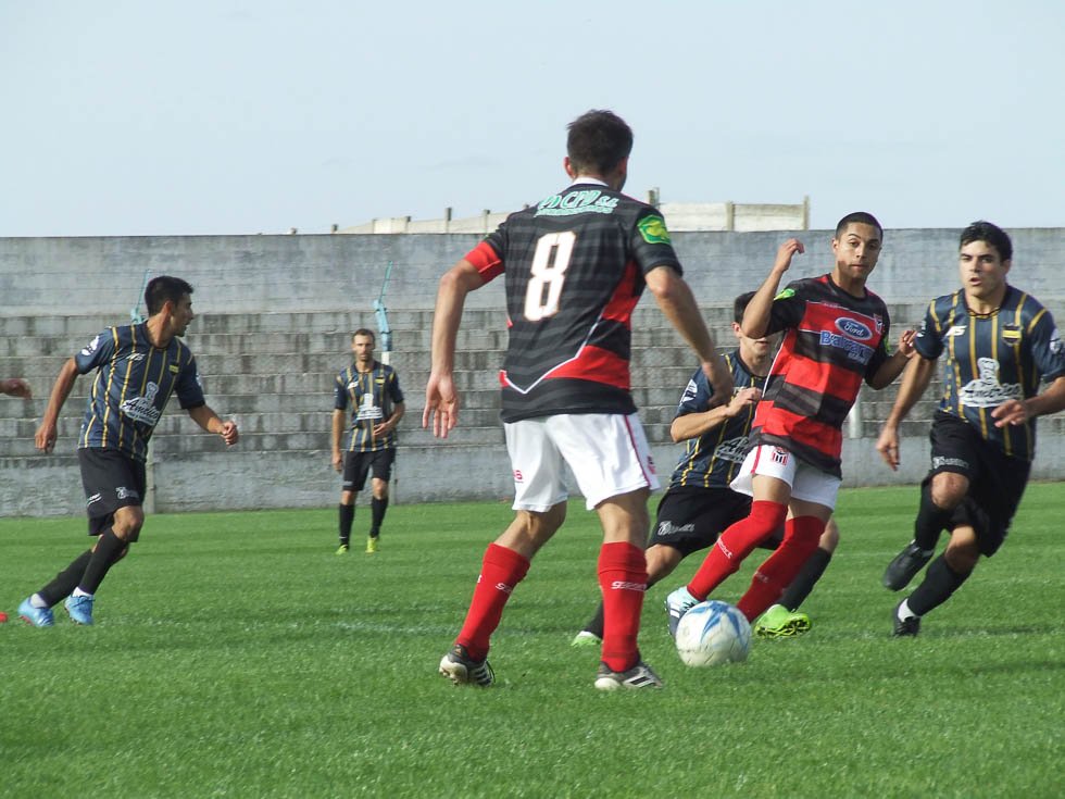 Amigos Unidos superó a Los Pinos por 3 a 1