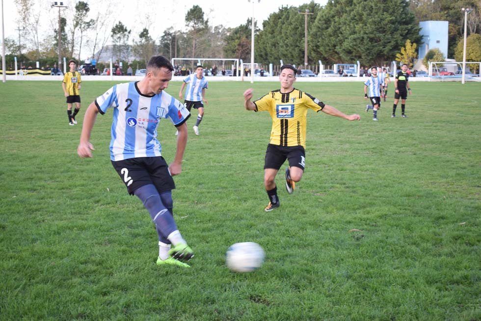 Racing retomó la senda triunfal al vencer a Sportivo Trabajo 
