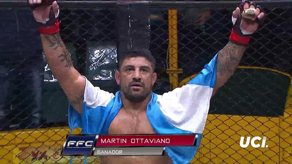 Martin Ottaviano le gano a Jackson Mora de Perú,en el duelo de campeones del MMA