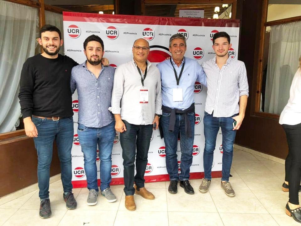 Reino y miembros de la juventud en la convención de la UCR donde se reafirmó la pertenencia a Cambiemos 