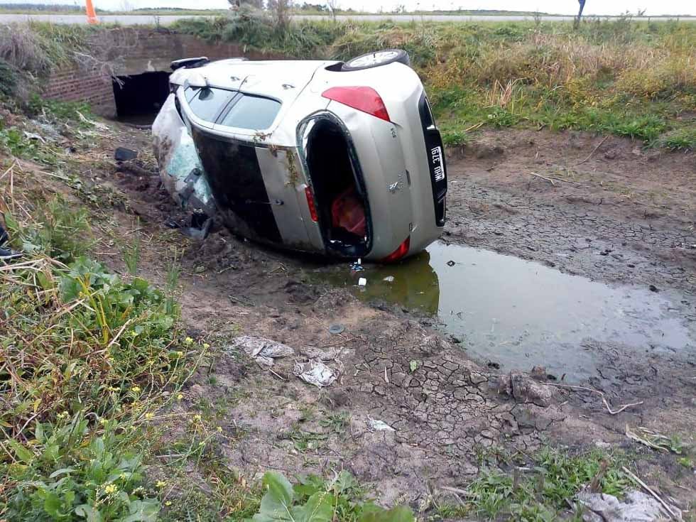 Una pareja y su hijo  resultaron heridos en  espectacular vuelco