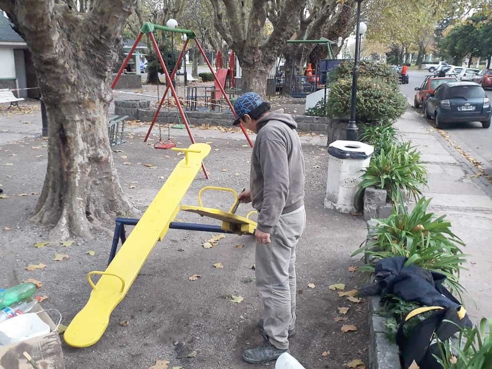Reparan juegos en plazoleta 