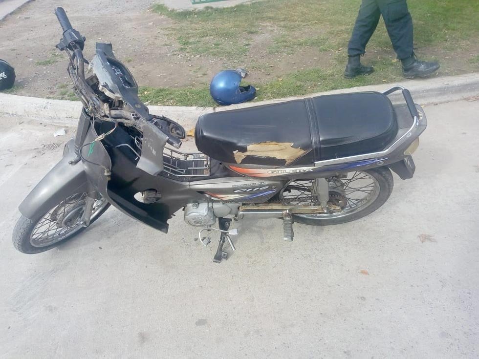 Chocaron una camioneta y una moto: mujer lesionada