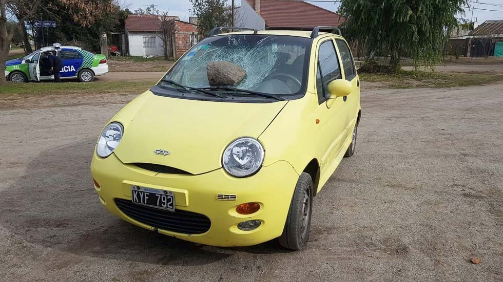Violenta reacción del nieto contra el auto de su abuela