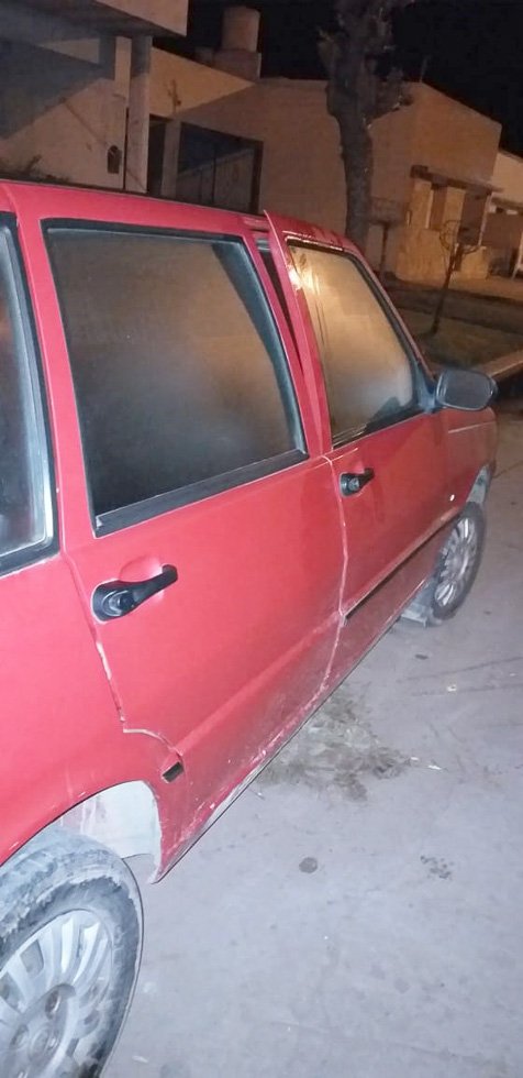 Forzaba la puerta de un auto y fue detenido