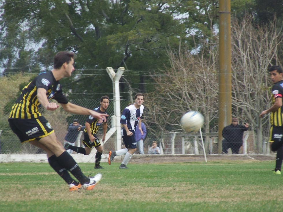 El Riojano goleó a Sportivo Trabajo por 4 a 1
