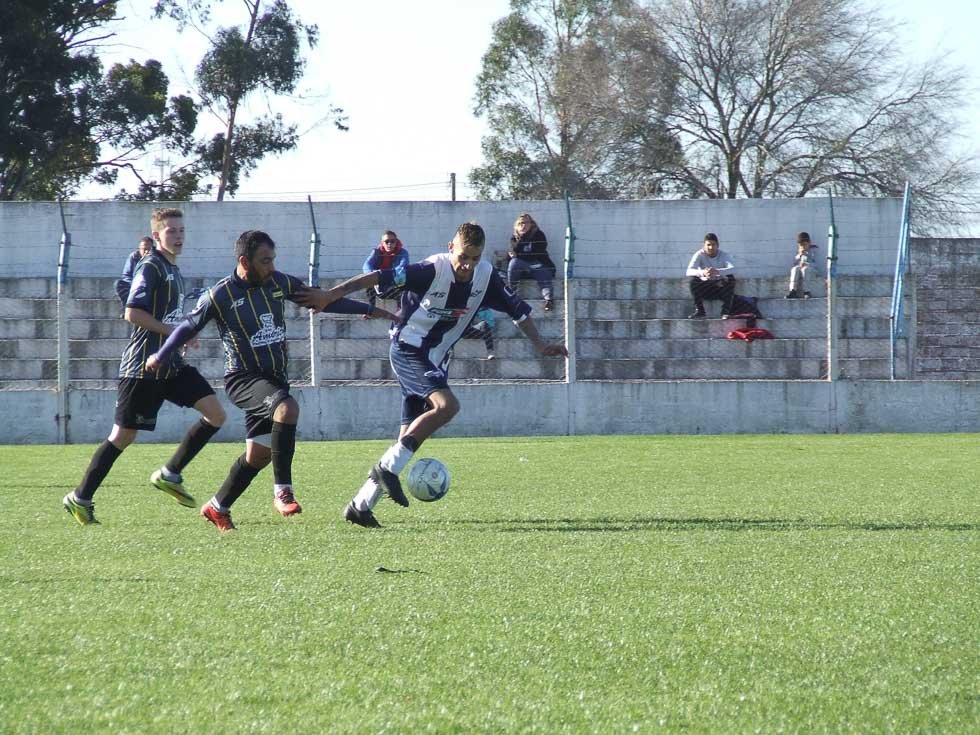 Los Pinos frenó la racha ganadora de El Riojano 