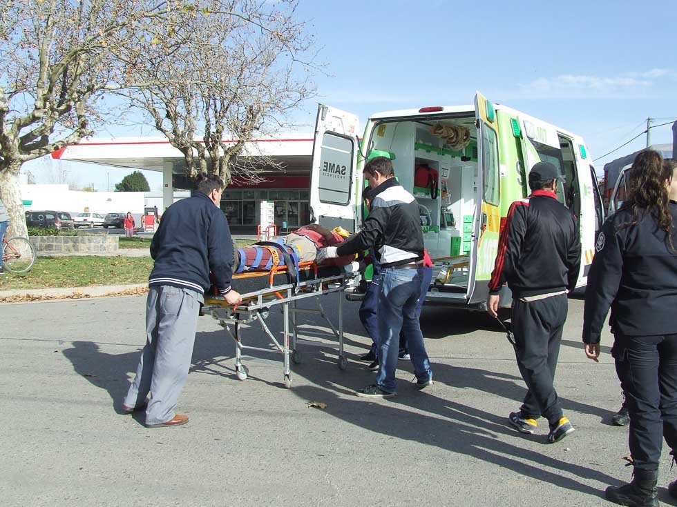 Motociclista lesionado al impactar contra un acoplado