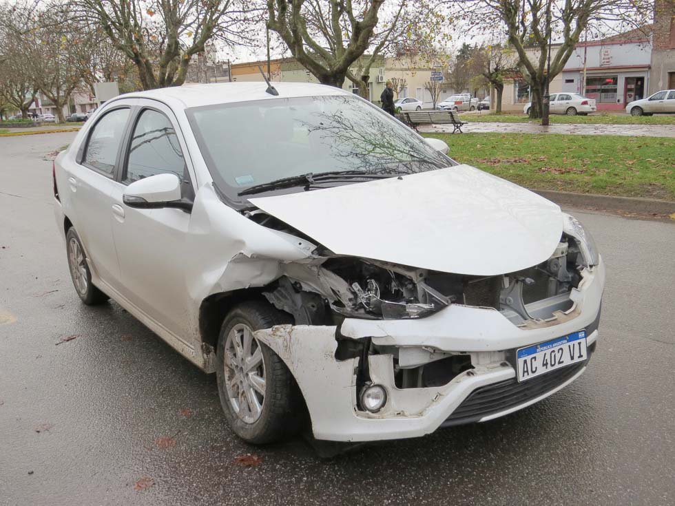 Choque violento en avenida del Valle:  un automóvil terminó sobre la vereda