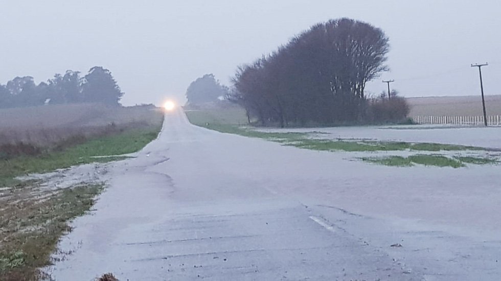 El agua desbordó, otra vez, un  tramo de la ruta provincial 55