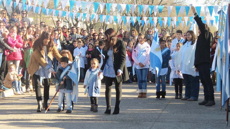 Cientos de niños prometieron  lealtad a la Bandera Nacional