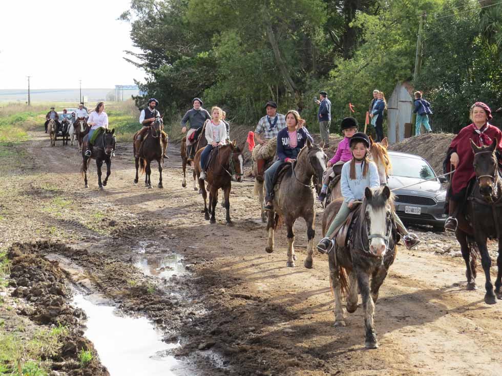 Gauchos, carruajes y caballos en el festejo  del Día de la Bandera en la Escuela Nº 25