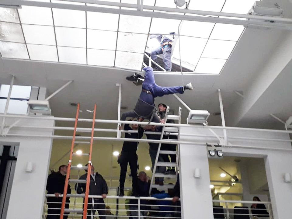 Operario quedó colgado del techo al ceder una parte de su estructura