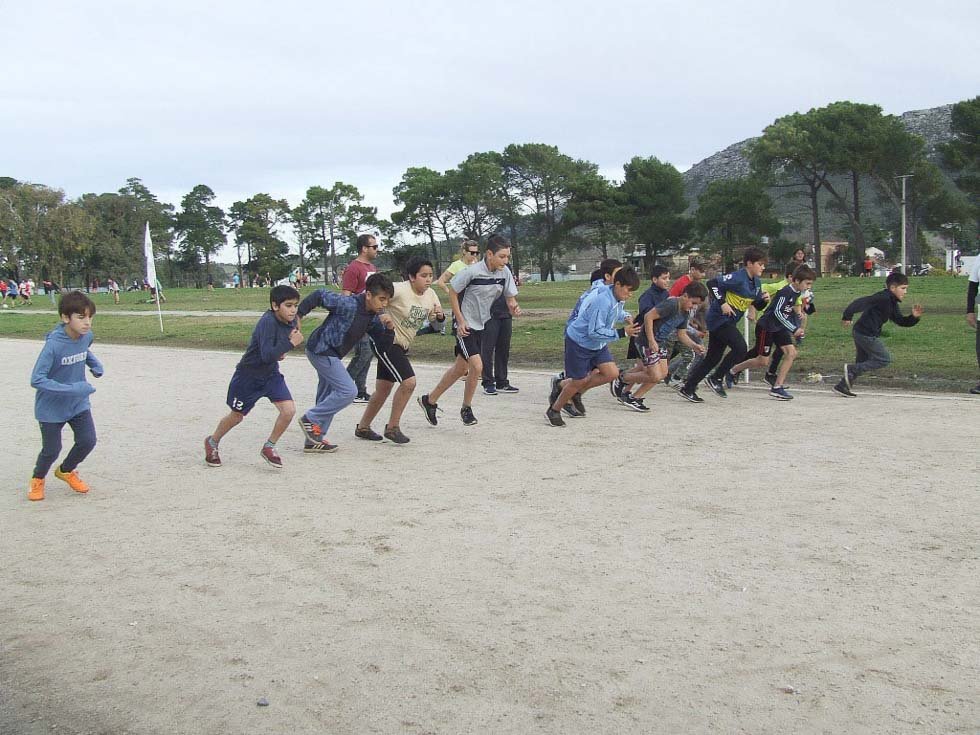Numerosos participantes en la fecha  inicial de "Atletismo por tu Escuela"