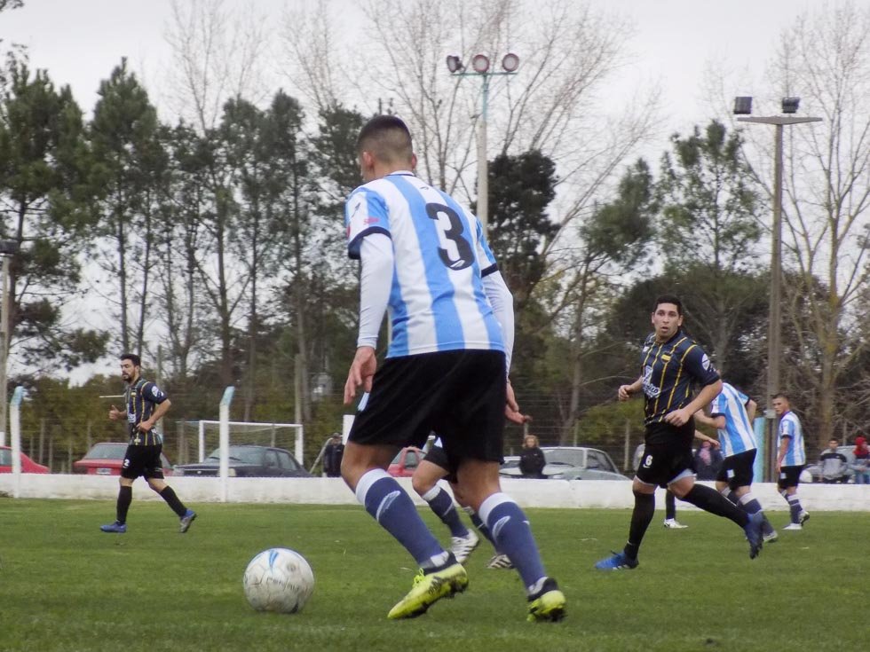 Racing ganó y acortó la distancia con el puntero