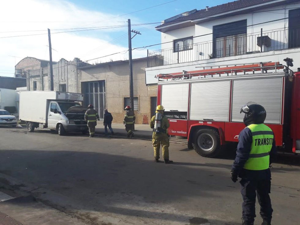Principio de incendio  en un vehículo