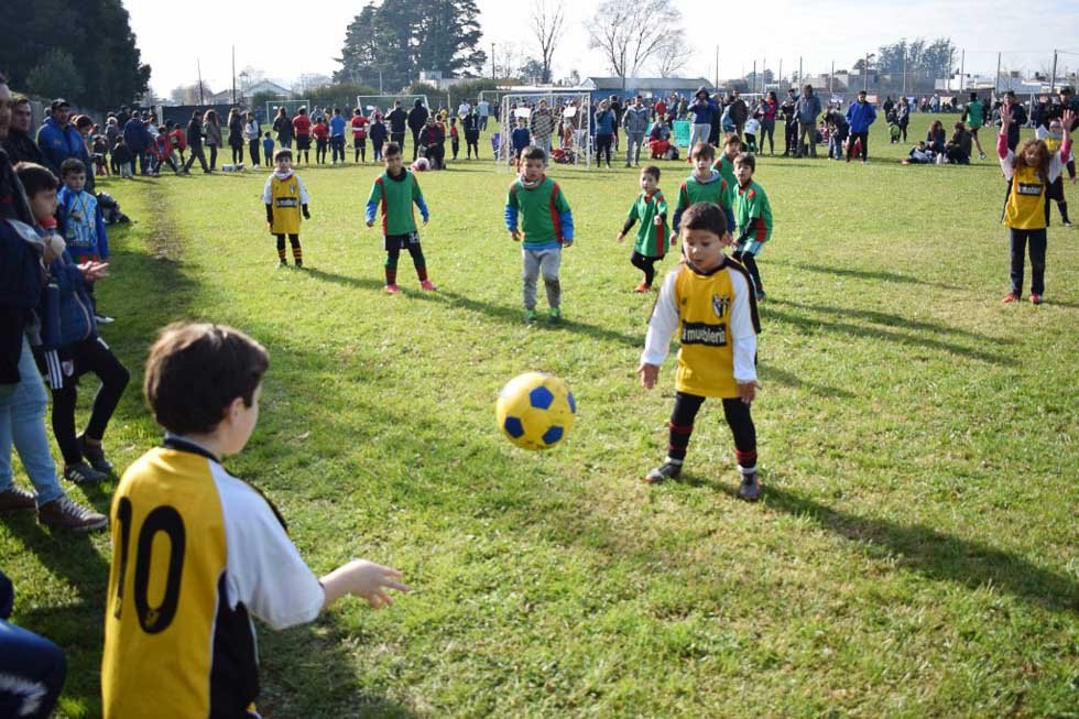 Exitoso encuentro de futbol infantil «Que Jueguen los Pibes»