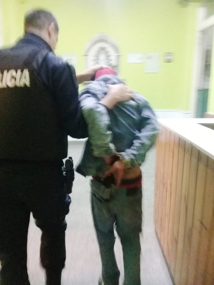 Cae ladrón con las manos  en la masa