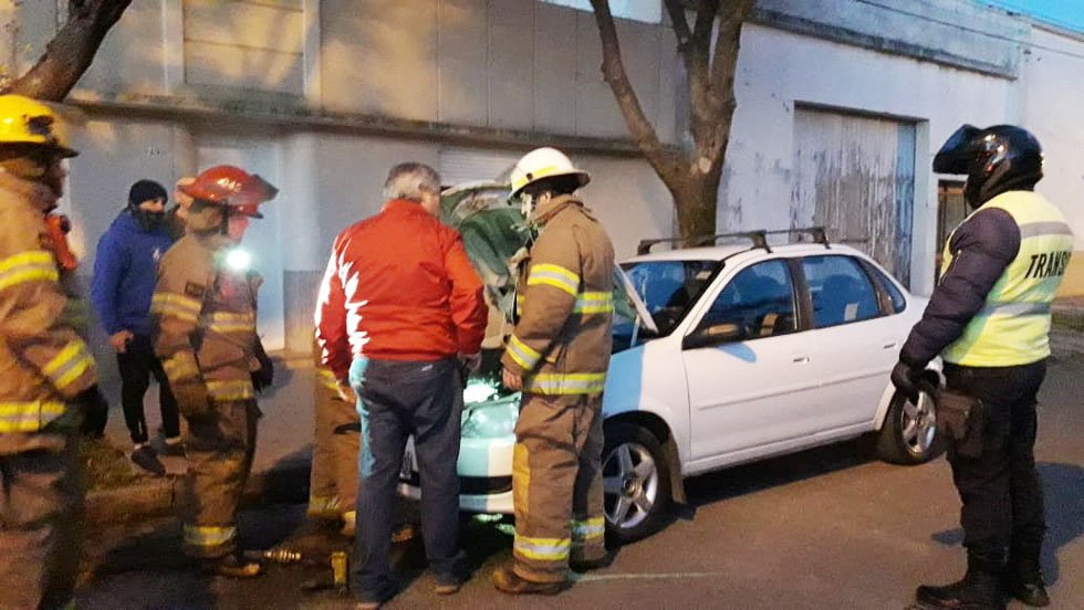Directivo de Bomberos, ayudado por los bomberos
