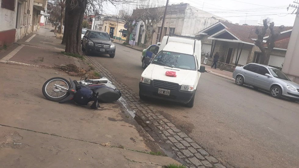 Colisión en 14 entre 17 y del Valle