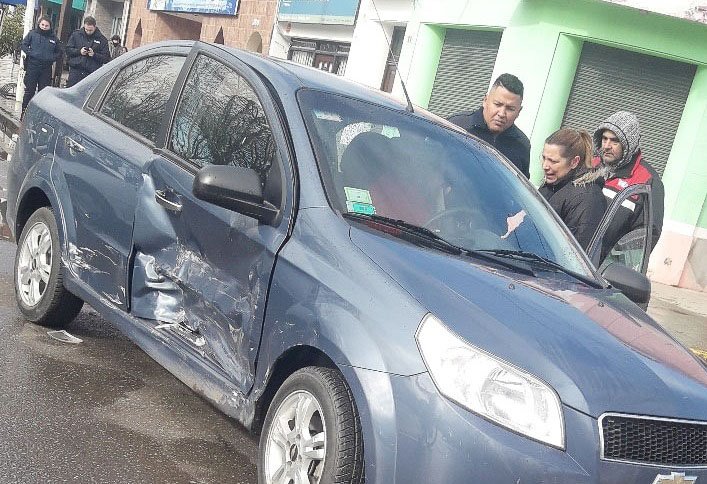 Fuerte choque entre dos autos
