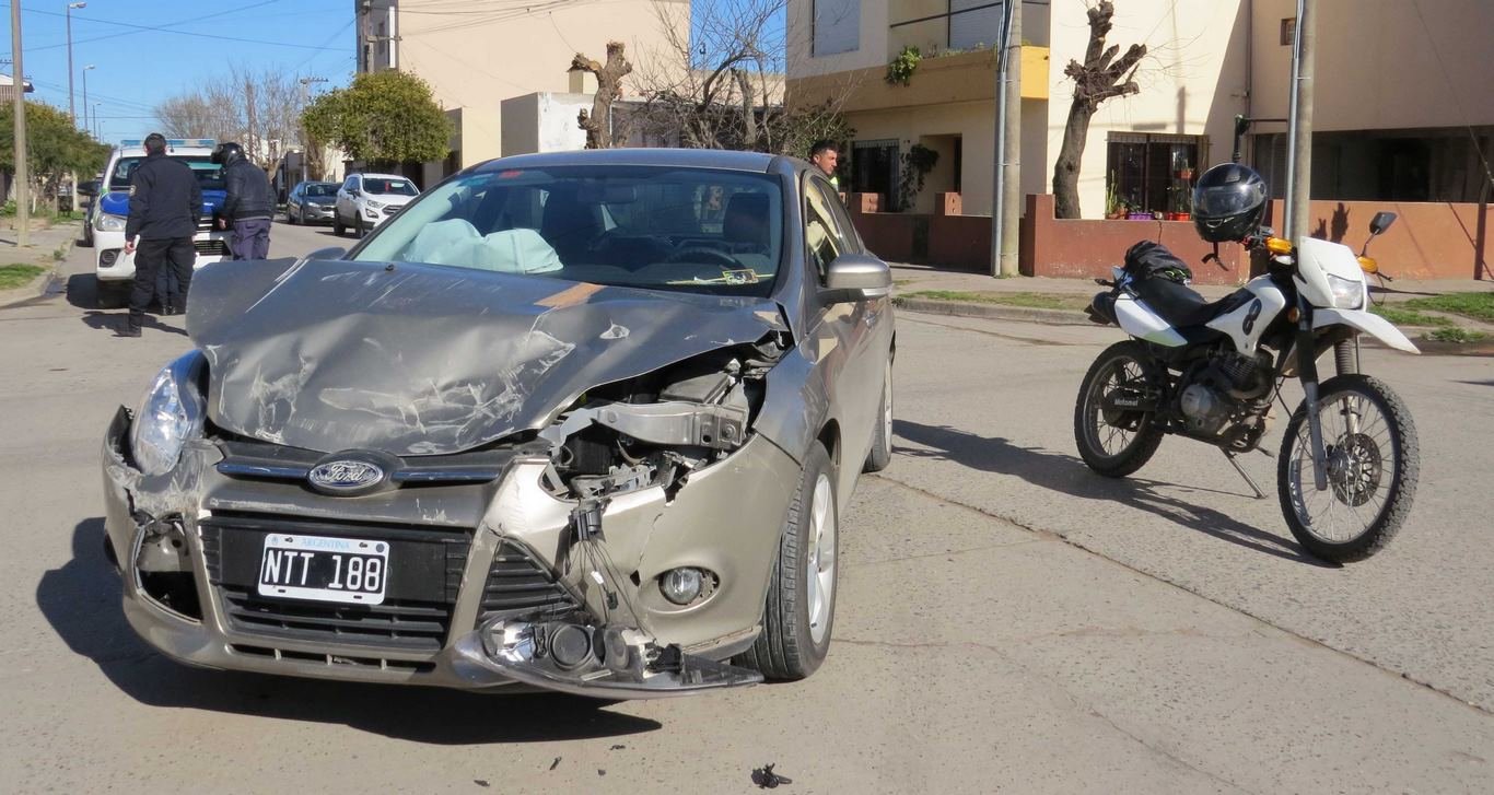 colisión entre un auto y una camioneta