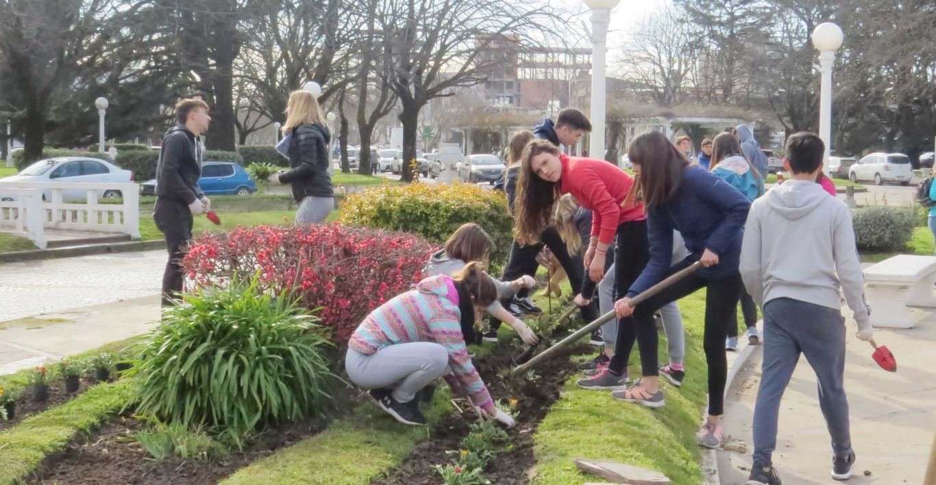 Alumnos del Instituto Adventista mejoraron espacios públicos