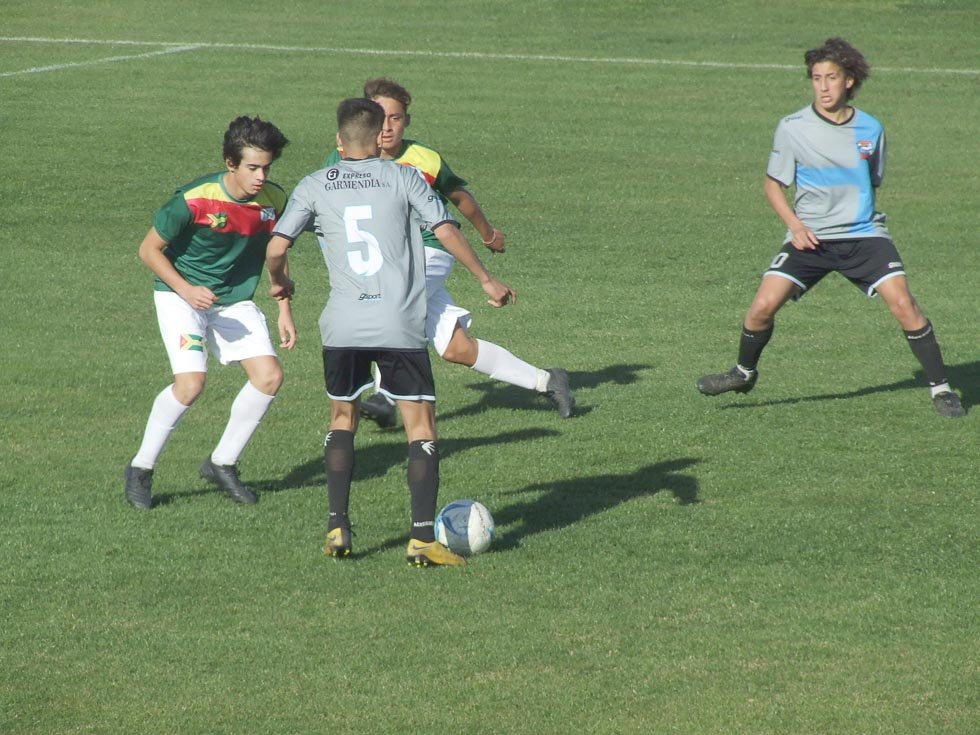 Balcarce igualó con Tres Arroyos ante su gente