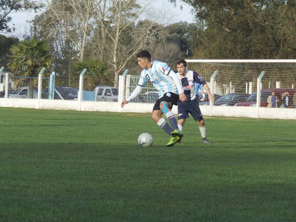 Petti le dio el triunfo a Racing ante el difícil El Riojano 