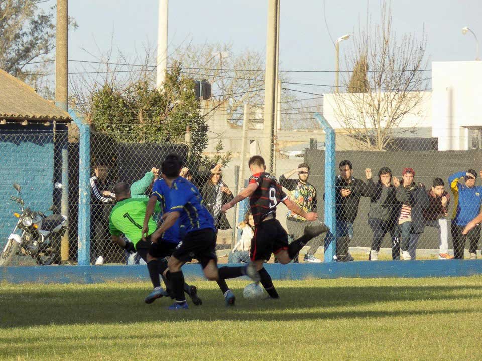 Atlético San Manuel goleó a Los Pinos