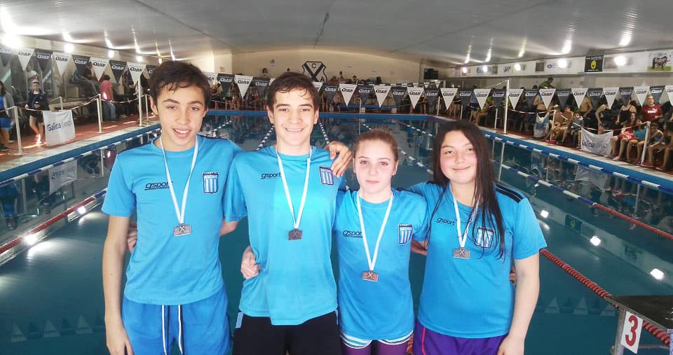 Numerosos podios de nadadores locales en torneo en Azul