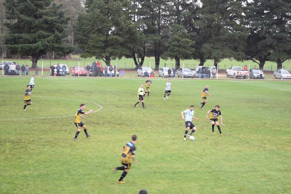 En un partido a puro gol, Racing venció a Sportivo Trabajo 