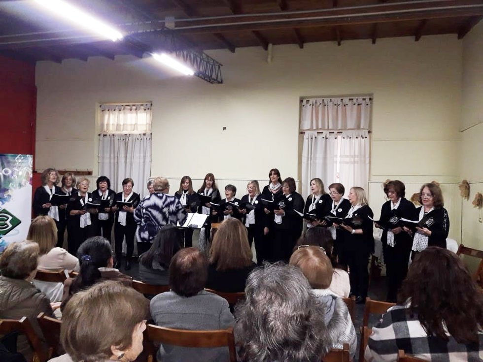 Brillante actuación del coro del Círculo  de Educadores para celebrar sus diez años